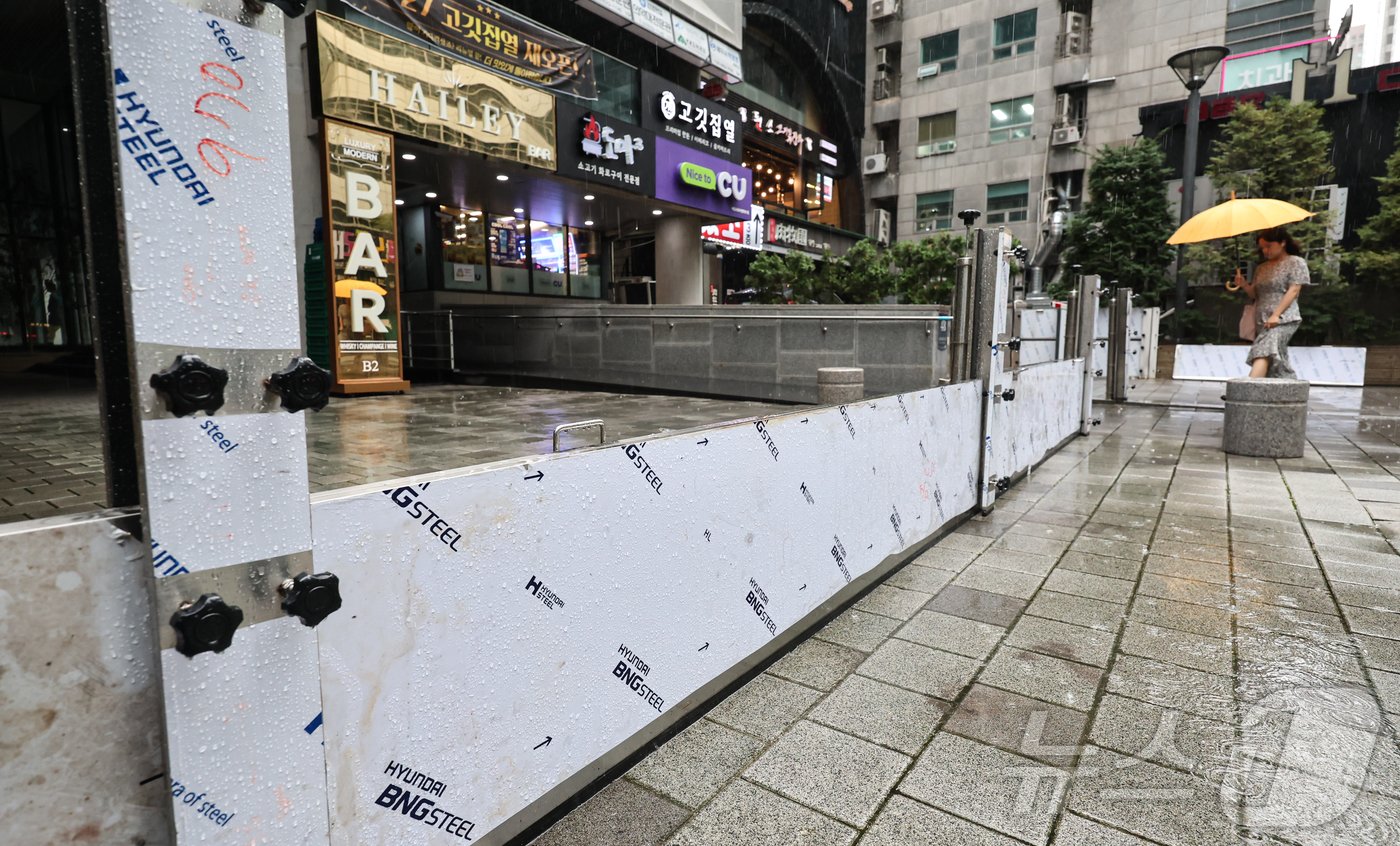본문 이미지 - 중부지방에 호우특보가 내려진 18일 서울 강남역 인근 한 건물에 수해 대비용 물막이판이 설치돼 있다. 2024.7.18/뉴스1 ⓒ News1 김도우 기자