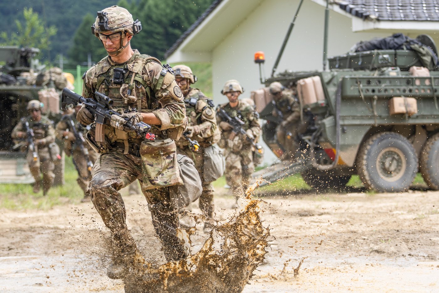 본문 이미지 - 장갑차에서 하차한 장병들이 도시지역으로 진입하고 있다.(육군 제공) 