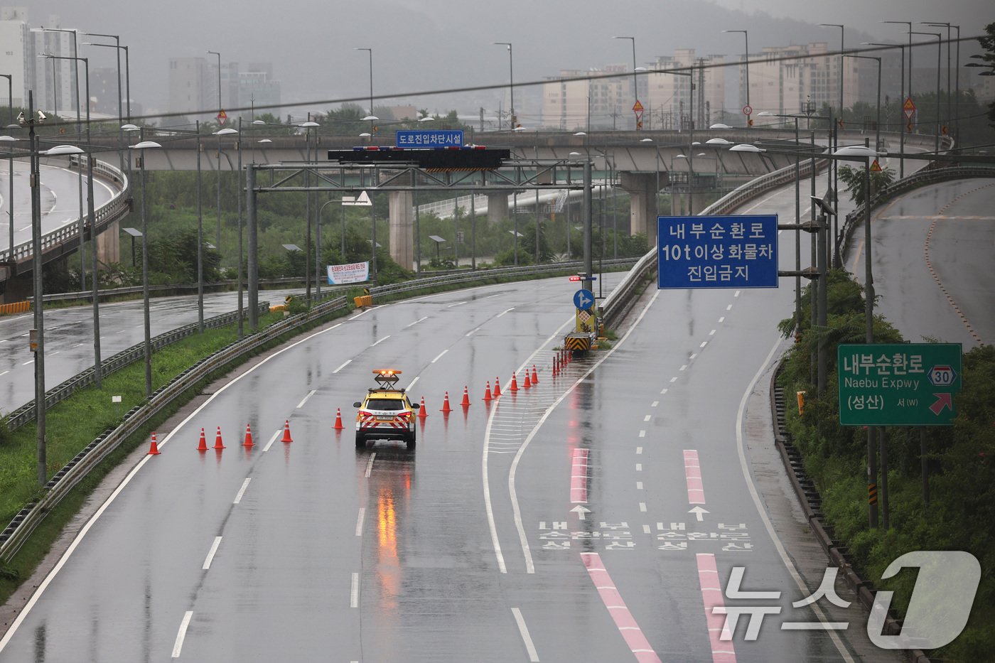 본문 이미지 - 호우경보가 내려진 18일 서울 동부간선도로가 통제되고 있다. 서울시는 이날 동부간선도로 양방향 전 구간(수락지하차도∼성수JC)과 내부순환도로 성수방향 일부 구간(마장∼성동) 교통을 전면 통제 중이다. 2024.7.18/뉴스1 ⓒ News1 신웅수 기자