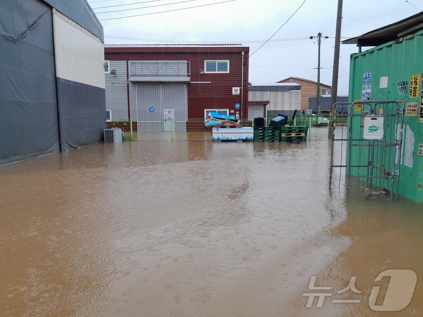 본문 이미지 - 18일 오전 9시 15분쯤 인천시 서구 사월마을 공장지대 일대가 침수 되있다. (인천소방본부 제공)2024.7.18/뉴스1 ⓒ News1 박소영 기자