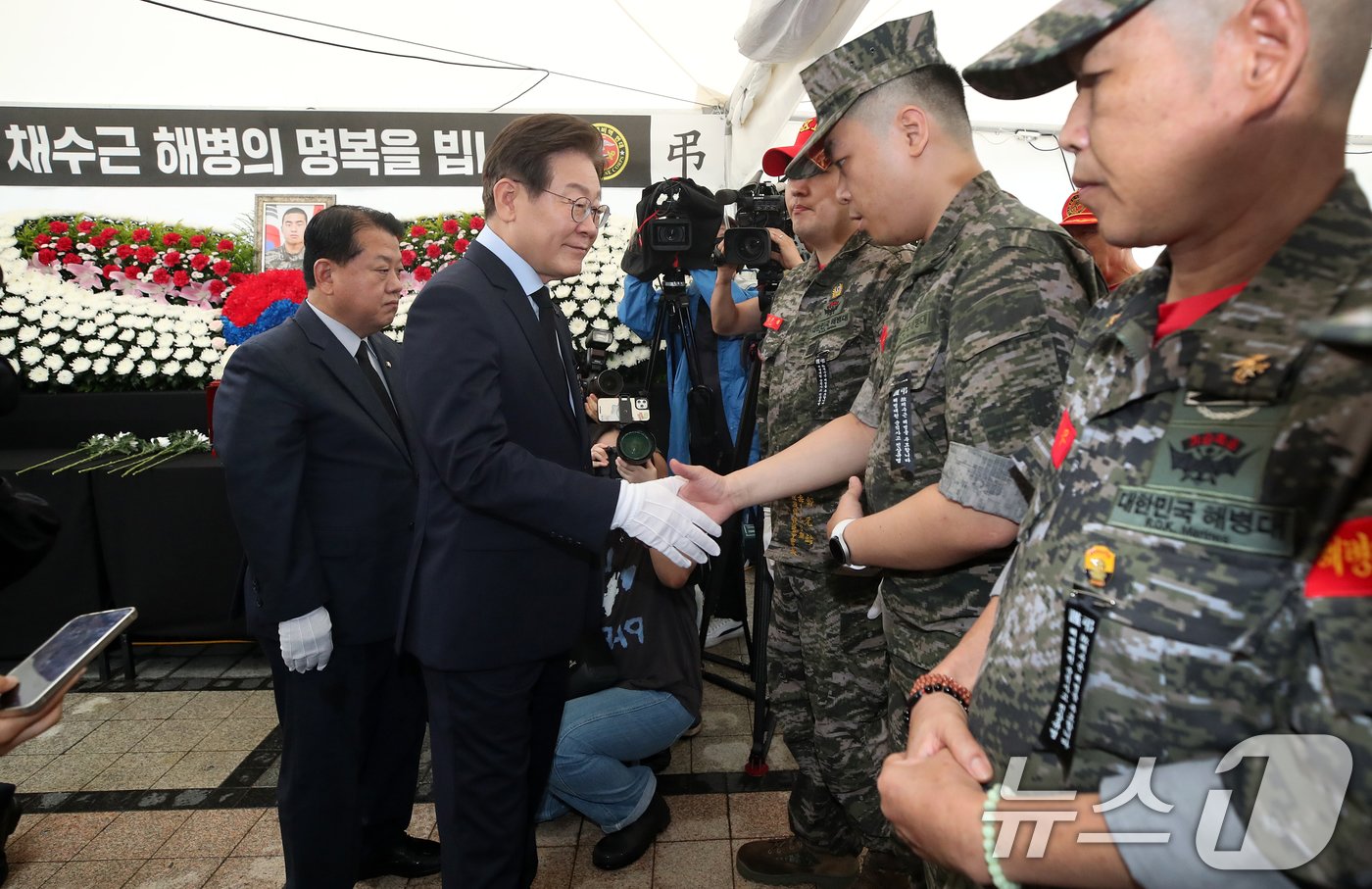 이재명 더불어민주당 전 대표가 18일 오전 서울 중구 청계광장 소라탑 앞에 마련된 故 채상병 1주기 추모 시민 분향소를 찾아 조문한 후 해병대 예비역 단체 관계자들을 격려하고 있다.  2024.7.18/뉴스1 ⓒ News1 오대일 기자