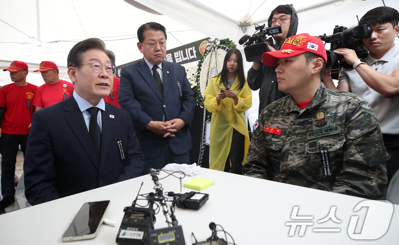 이재명 더불어민주당 전 대표가 18일 오전 서울 중구 청계광장 소라탑 앞에 마련된 故 채상병 1주기 추모 시민 분향소를 찾아 조문한 후 정원철 해병대예비역연대 회장과 대화하고 있다.  2024.7.18/뉴스1 ⓒ News1 오대일 기자