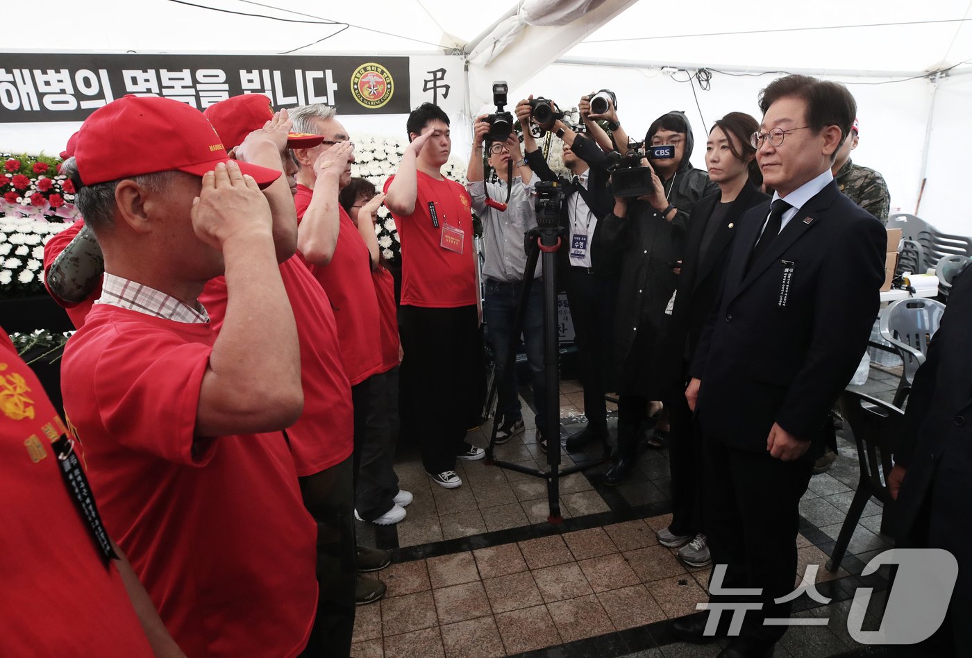 이재명 더불어민주당 전 대표가 18일 오전 서울 중구 청계광장 소라탑 앞에 마련된 해병대 故 채상병 1주기 추모 시민 분향소를 찾아 조문한 후 해병대 예비역 단체 회원들과 인사하고 있다. 2024.7.18/뉴스1 ⓒ News1 오대일 기자