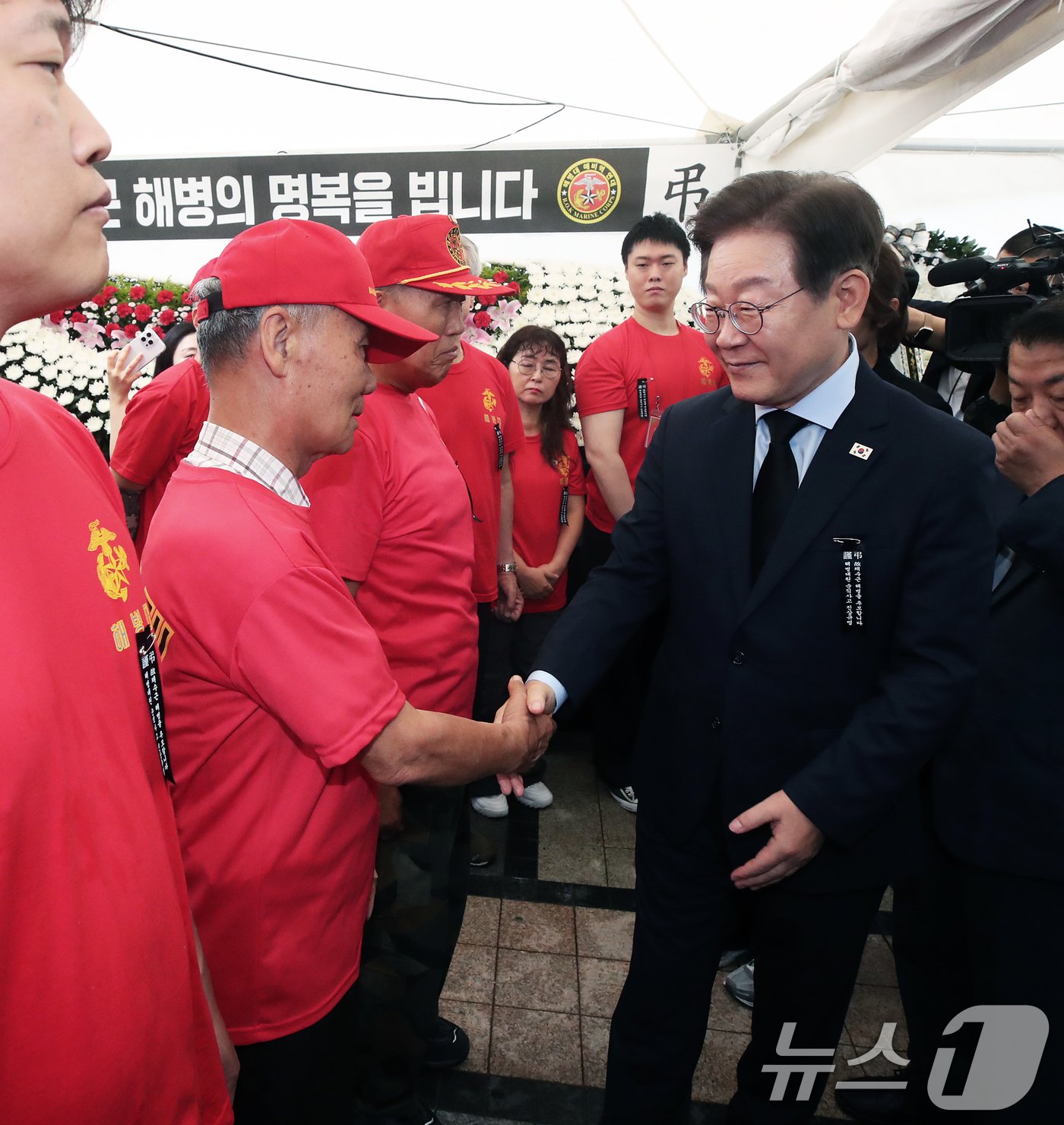 이재명 더불어민주당 전 대표가 18일 오전 서울 중구 청계광장 소라탑 앞에 마련된 해병대 故 채상병 1주기 추모 시민 분향소를 찾아 조문한 후 해병대 예비역 단체 회원들을 위로하고 있다.2024.7.18/뉴스1 ⓒ News1 오대일 기자