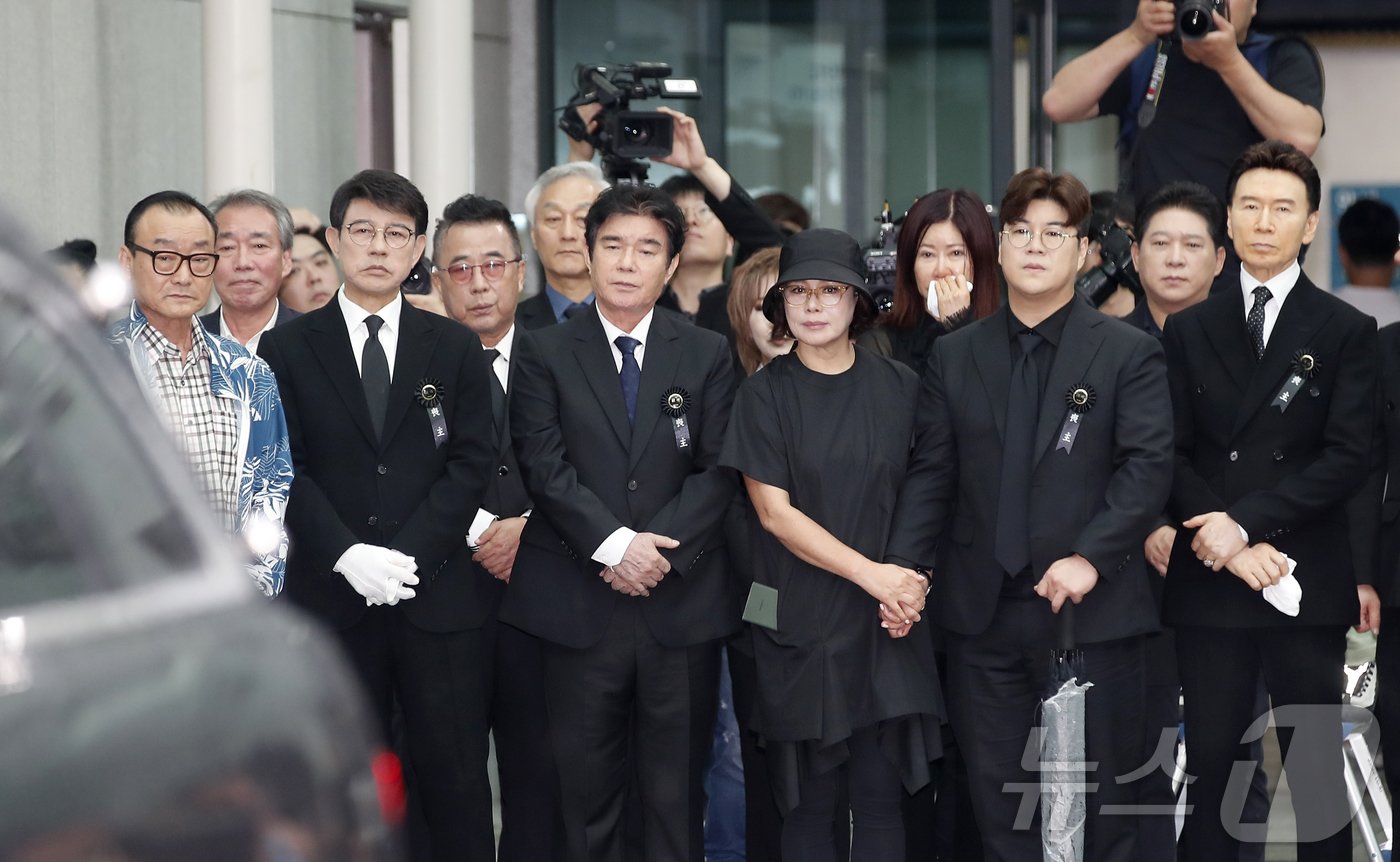 18일 서울 송파구 서울아산병원 장례식장에서 진행된 고&#40;故&#41; 현철&#40;본명 강상수&#41;의 발인식에서 동료와 후배 가수들이 고인의 마지막 가는 길을 배웅하고 있다. ⓒ News1 권현진 기자