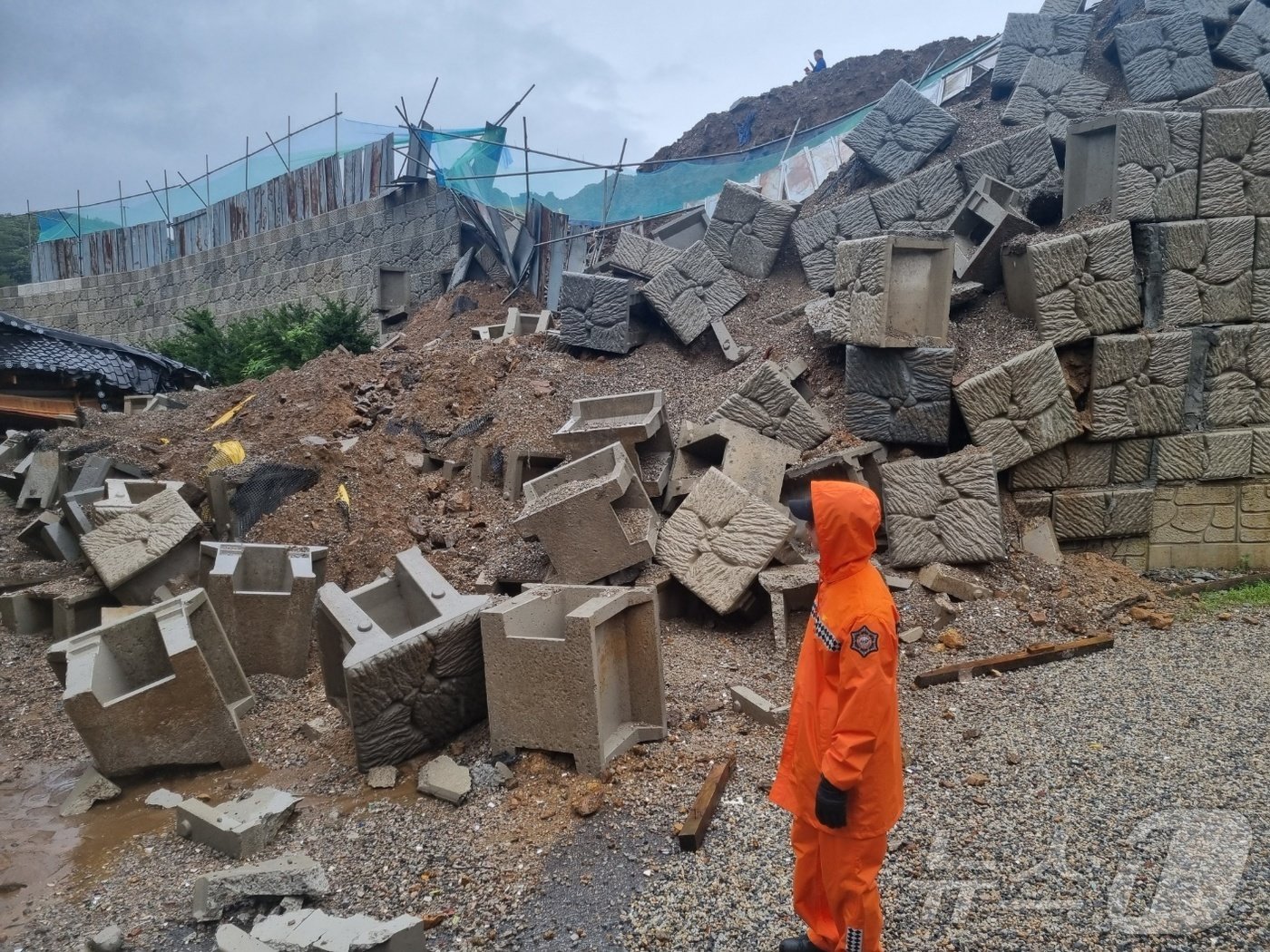 본문 이미지 - 경기북부 지역에 호우 특보가 내려진 18일 경기 양주시 백석읍 기산리에서 산사태로 옹벽이 무너지며 주택을 덮쳐 소방대원이 복구작업을 하고 있다. (경기북부소방재난본부 제공) 2024.7.18/뉴스1