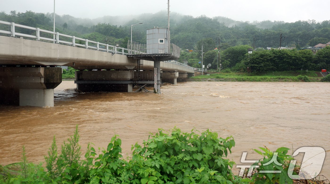 본문 이미지 - 경기 북부 지역에 호우경보가 발효된 18일 오전 경기 동두천시 송천교 아래로 흐르는 한탄강이 폭우로 인해 수위가 4.0m를 가리키고 있다.2024.7.18/뉴스1 ⓒ News1 김진환 기자