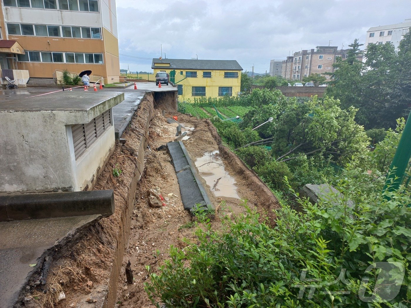 본문 이미지 - 18일 오전 10시 3분쯤 인천시 강화군 갑곳리의 한 아파트 화단 외벽이 계속되는 비에 통째로 탈락하는 사고가 발생했다.(인천소방본부 제공)2024.7.18/뉴스1 ⓒ News1 박소영 기자