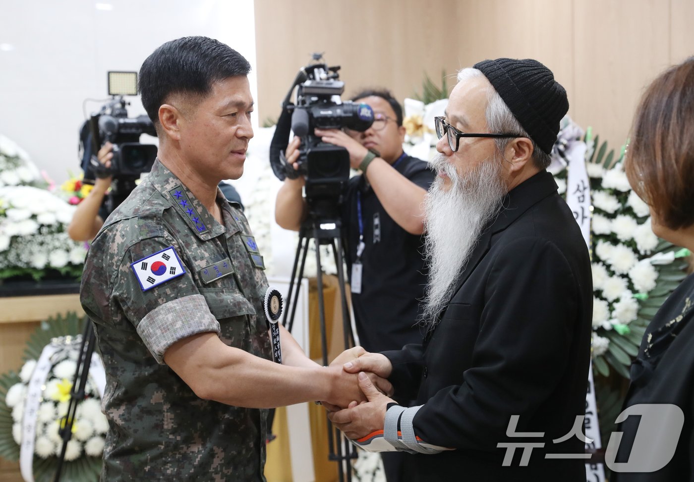 공군 성폭력 피해자인 고&#40;故&#41; 이예람 중사의 장례식이 사망 3년 2개월 만에 진행된 18일 오전 경기 성남시 분당구 국군수도병원 장례식장에서 이영수 공군참모총장이 이 중사의 아버지와 이야기를 하고 있다. 2024.7.18/뉴스1 ⓒ News1 김영운 기자