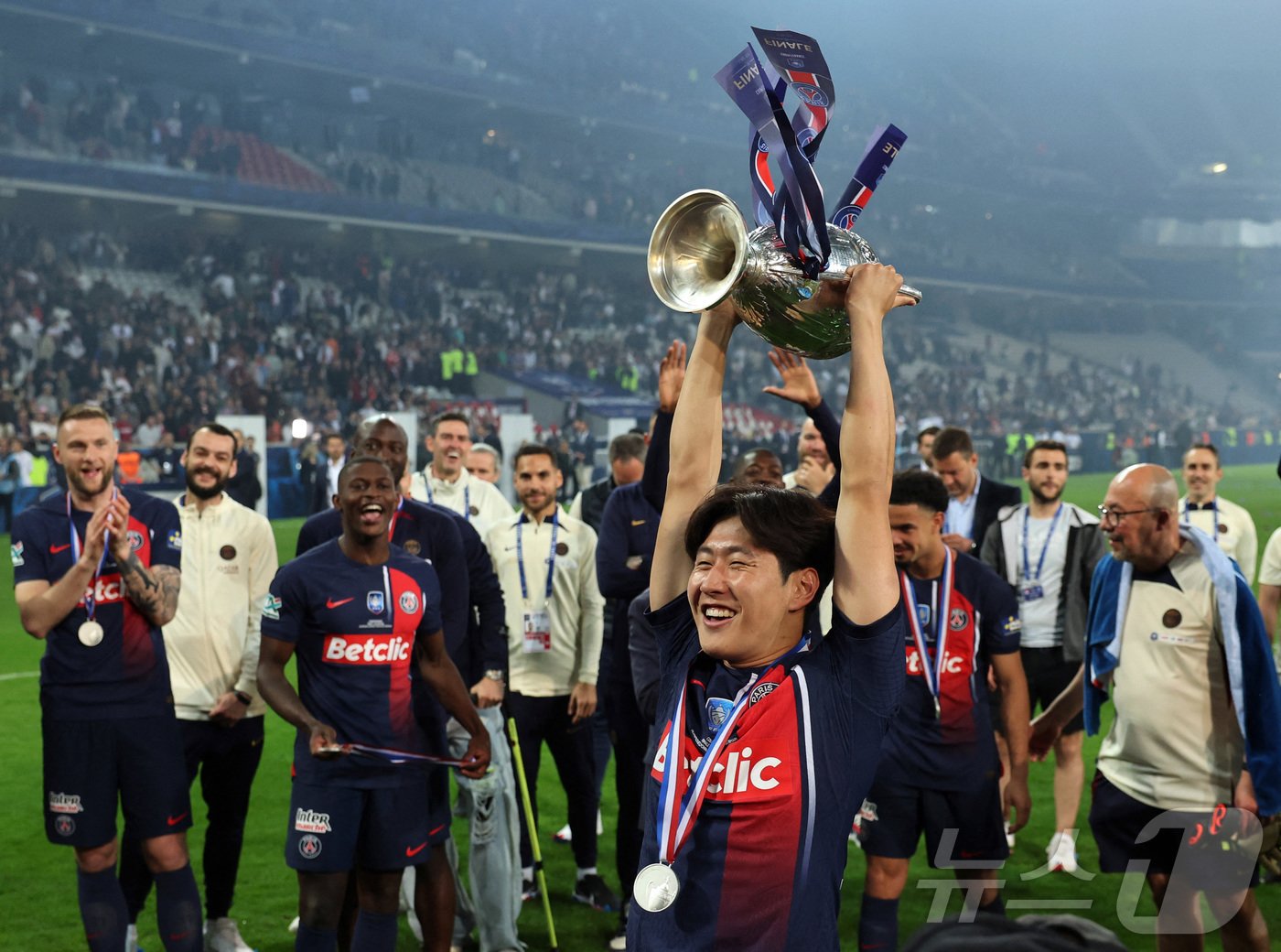 본문 이미지 - 이강인은 PSG 입단 후 우승컵 3개를 들어 올렸다. ⓒ 로이터=뉴스1