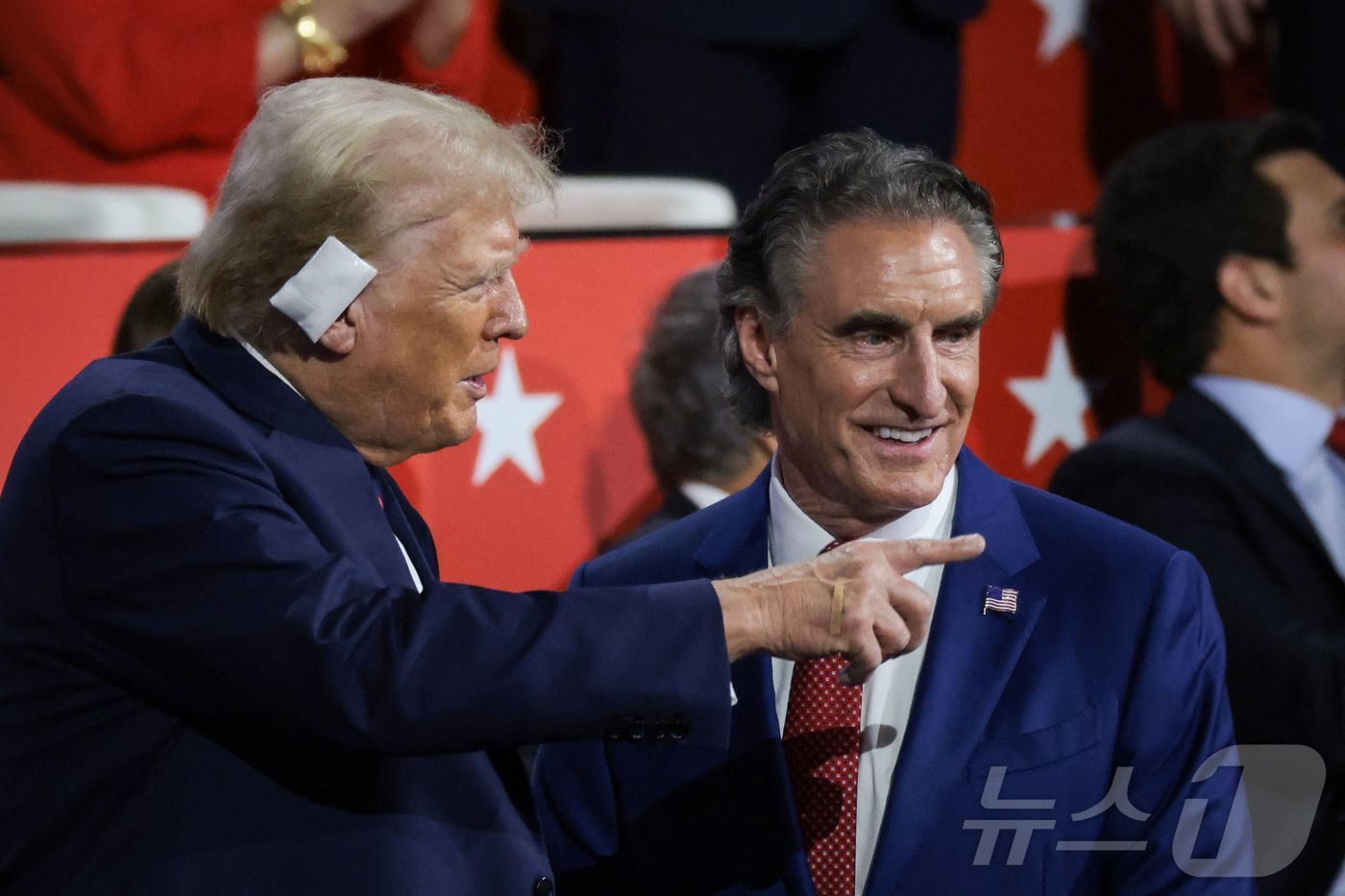본문 이미지 - 한때 공화당 부통령 후보로 거론되던 더그 버검(오른쪽) 노스다코타 주지사와 공화당 대선 후보인 도널드 트럼프(왼쪽) 전 미국 대통령이 17일(현지시간) 미국 위스콘신주 밀워키에서 열린 공화당 전당대회 3일차에 참석해 대화하고 있다. 2024.07.17. ⓒ AFP=뉴스1 ⓒ News1 장시온 기자