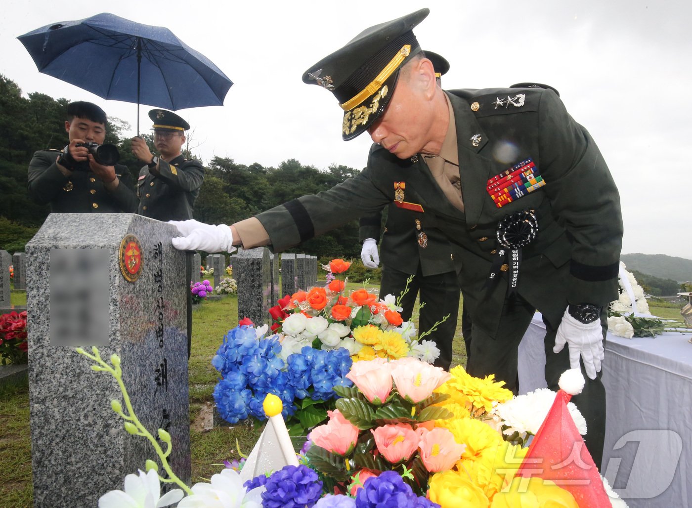 본문 이미지 - 임성근 전 해병대 1사단장이 18일 대전 유성구 국립대전현충원 채수근 상병 묘역에서 거행된 1주기 추모식에서 참배한 후 채 상병의 묘비를 어루만지고 있다. 2024.7.18/뉴스1 ⓒ News1 김기태 기자