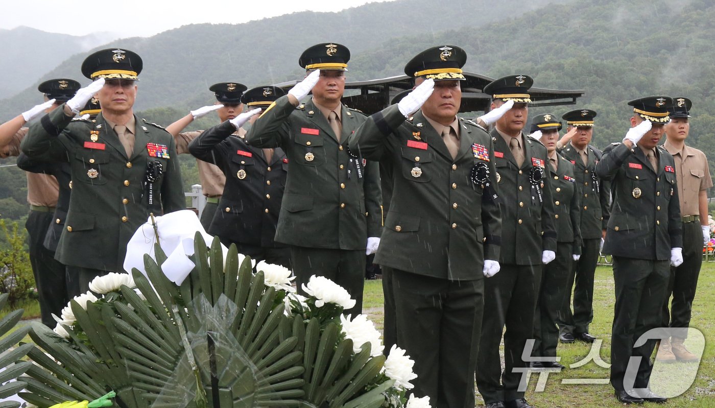 본문 이미지 - 김계환 해병대 사령관과 임성근 전 해병대 1사단장이 18일 대전 유성구 국립대전현충원 채수근 상병 묘역에서 거행된 1주기 추모식에서 거수경례를 하고 있다. 2024.7.18/뉴스1 ⓒ News1 김기태 기자