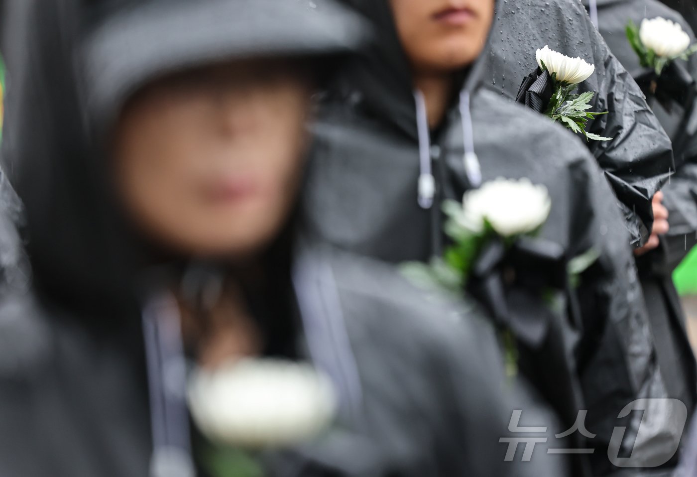 본문 이미지 - 서이초등학교 교사 사망 1주기인 18일 오전 서울 서초구 서이초교사거리에서 교사유가족협의회 관계자와 전국교직원노동조합 조합원들이 고인을 추모하며 서초경찰서 방향으로 행진하고 있다. 2024.7.18/뉴스1 ⓒ News1 김도우 기자