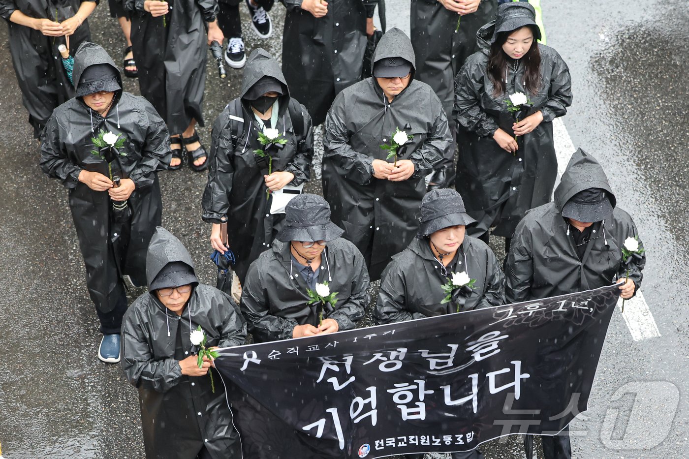 서이초등학교 교사 사망 1주기인 18일 오전 서울 서초구 서이초교사거리에서 교사유가족협의회 관계자와 전국교직원노동조합 조합원들이 고인을 추모하며 서초경찰서 방향으로 행진하고 있다. 2024.7.18/뉴스1 ⓒ News1 김도우 기자