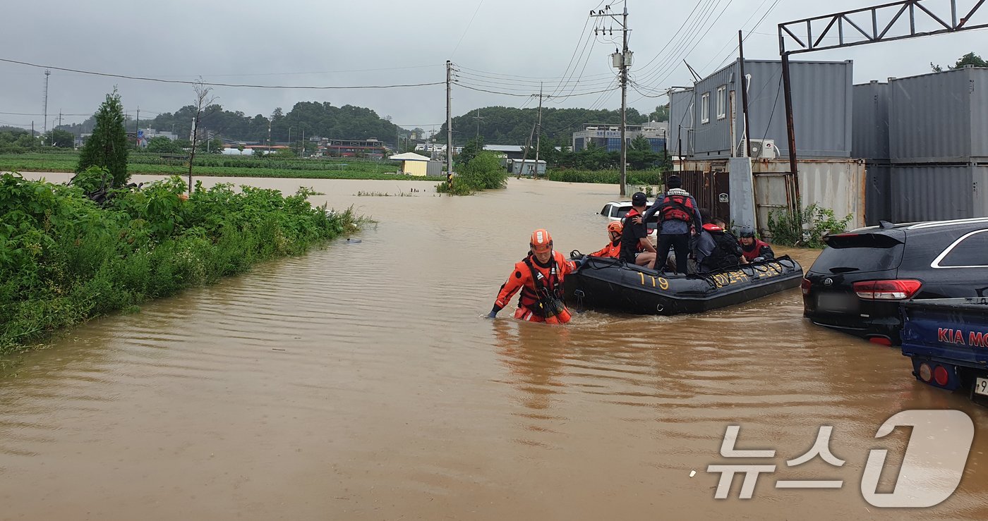 경기북부 지역에 호우 특보가 내려진 18일 경기 파주시 월롱면의 한 공장이 침수돼 소방대원이 고립된 근로자를 구조하고 있다. &#40;경기북부소방재난본부 제공&#41; 2024.7.18/뉴스1