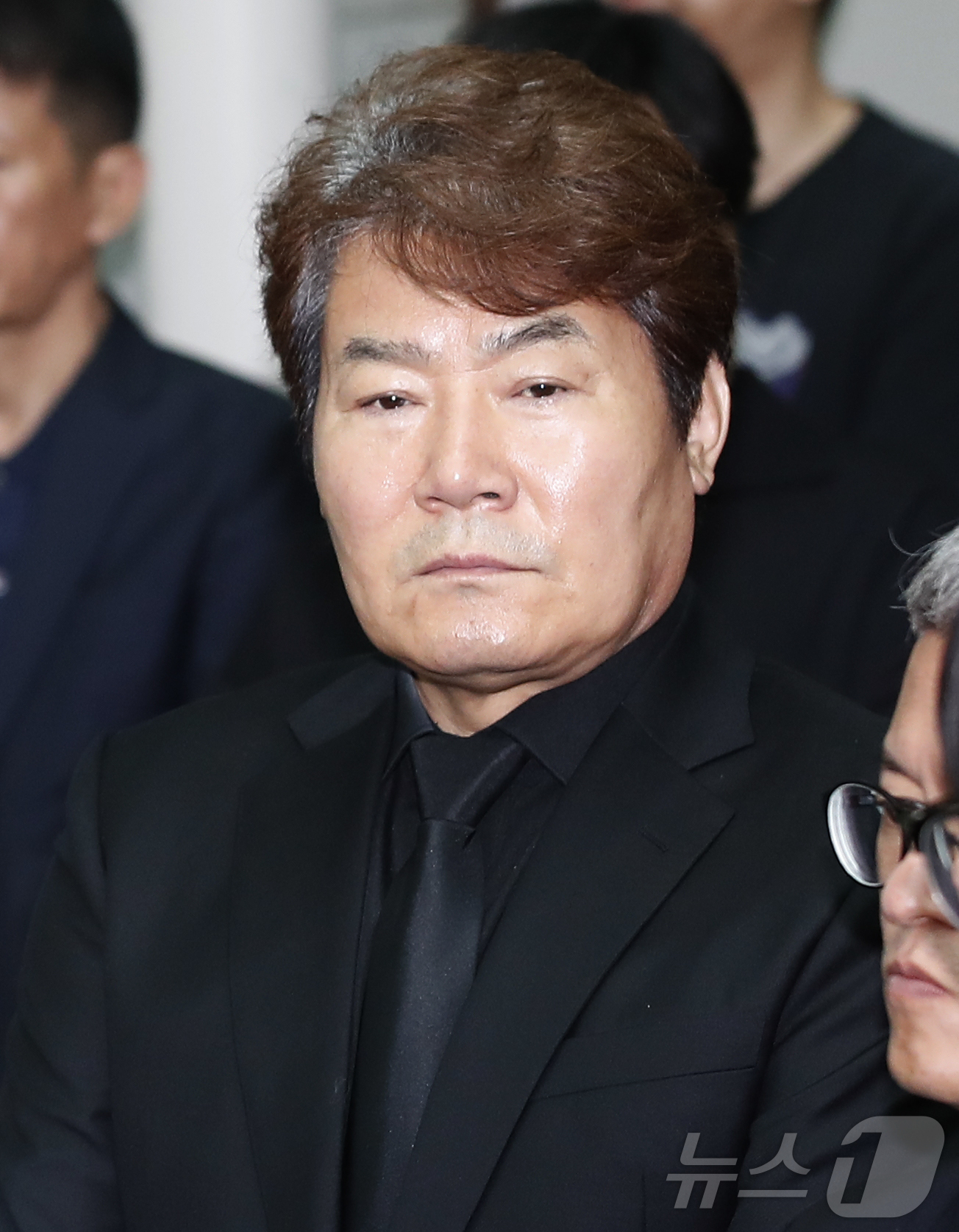 (서울=뉴스1) 권현진 기자 = 가수 진성이18일 서울 송파구 서울아산병원 장례식장에서 진행된 고(故) 현철(본명 강상수)의 발인식에서 고인의 마지막 가는 길을 배웅하고 있다.고인 …