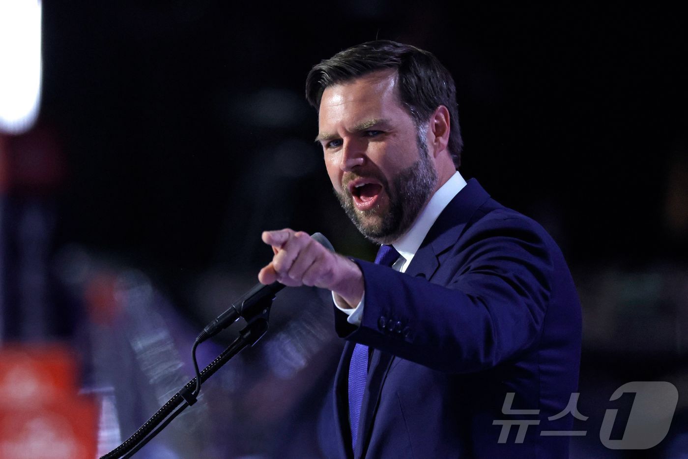본문 이미지 - 미국 공화당 부통령 후보로 지명된 J.D. 밴스 상원의원이 17일(현지시간) 위스콘신주 밀워키에서 열린 공화당 전당대회 3일차에 참석해 연설하고 있다. 2024.07.17. ⓒ AFP=뉴스1 ⓒ News1 장시온 기자