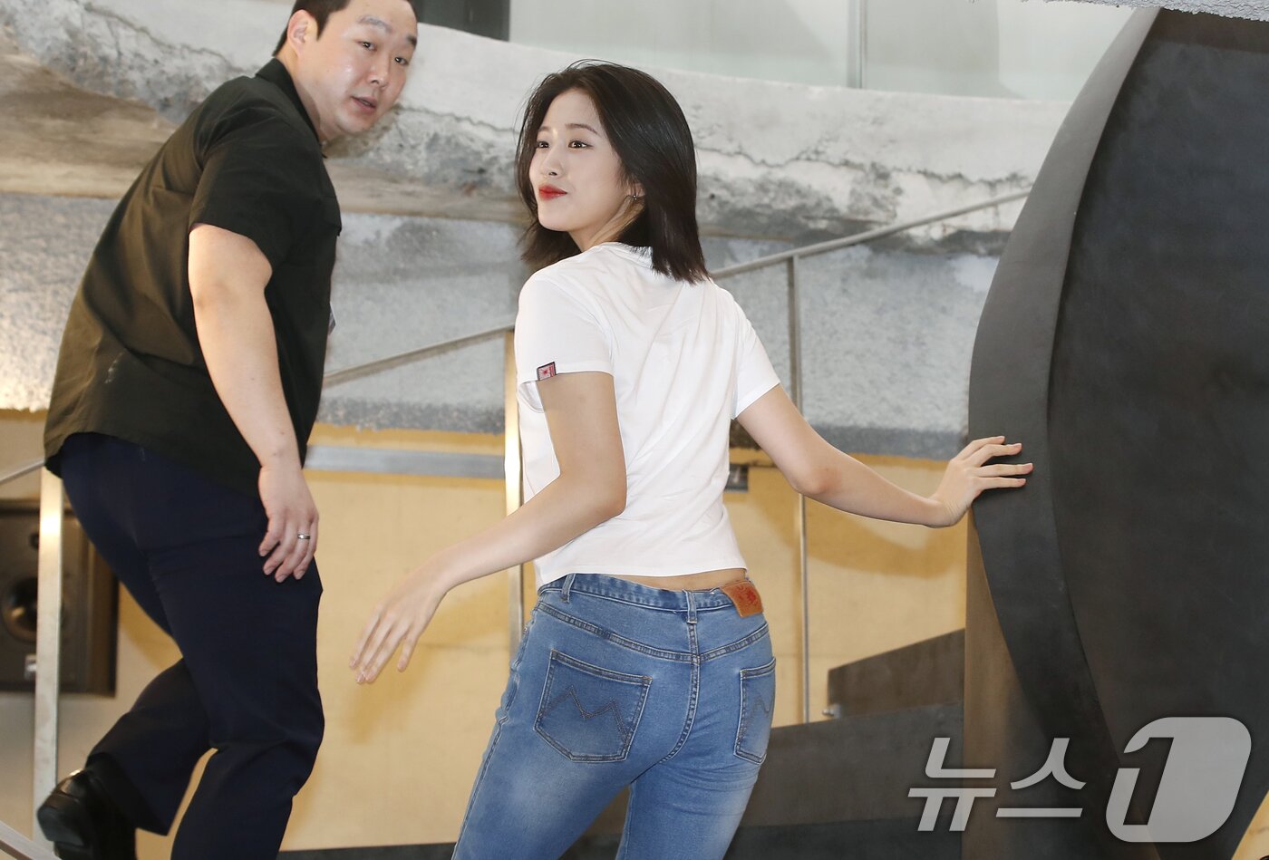 본문 이미지 - 아이브 안유진이 18일 서울 용산구 누아르 마르디 메크르디에서 열린 포토행사에 참석하고 있다.  ⓒ News1 권현진 기자