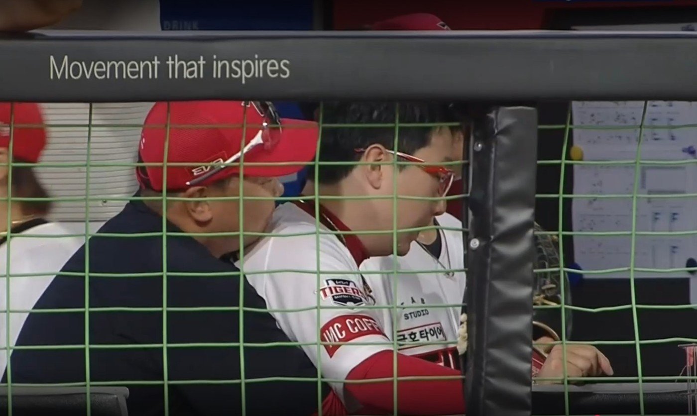 본문 이미지 - KIA 타이거즈 이범호 감독이 17일 삼성 라이온즈전에서 5회 강판한 양현종을 뒤에서 끌어안고 있다. (티빙 캡처)