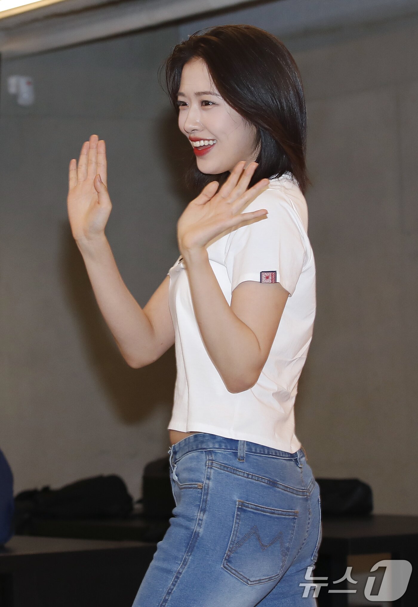 본문 이미지 - 아이브 안유진이 18일 서울 용산구 누아르 마르디 메크르디에서 열린 포토행사에서 인사를 하고 있다. ⓒ News1 권현진 기자