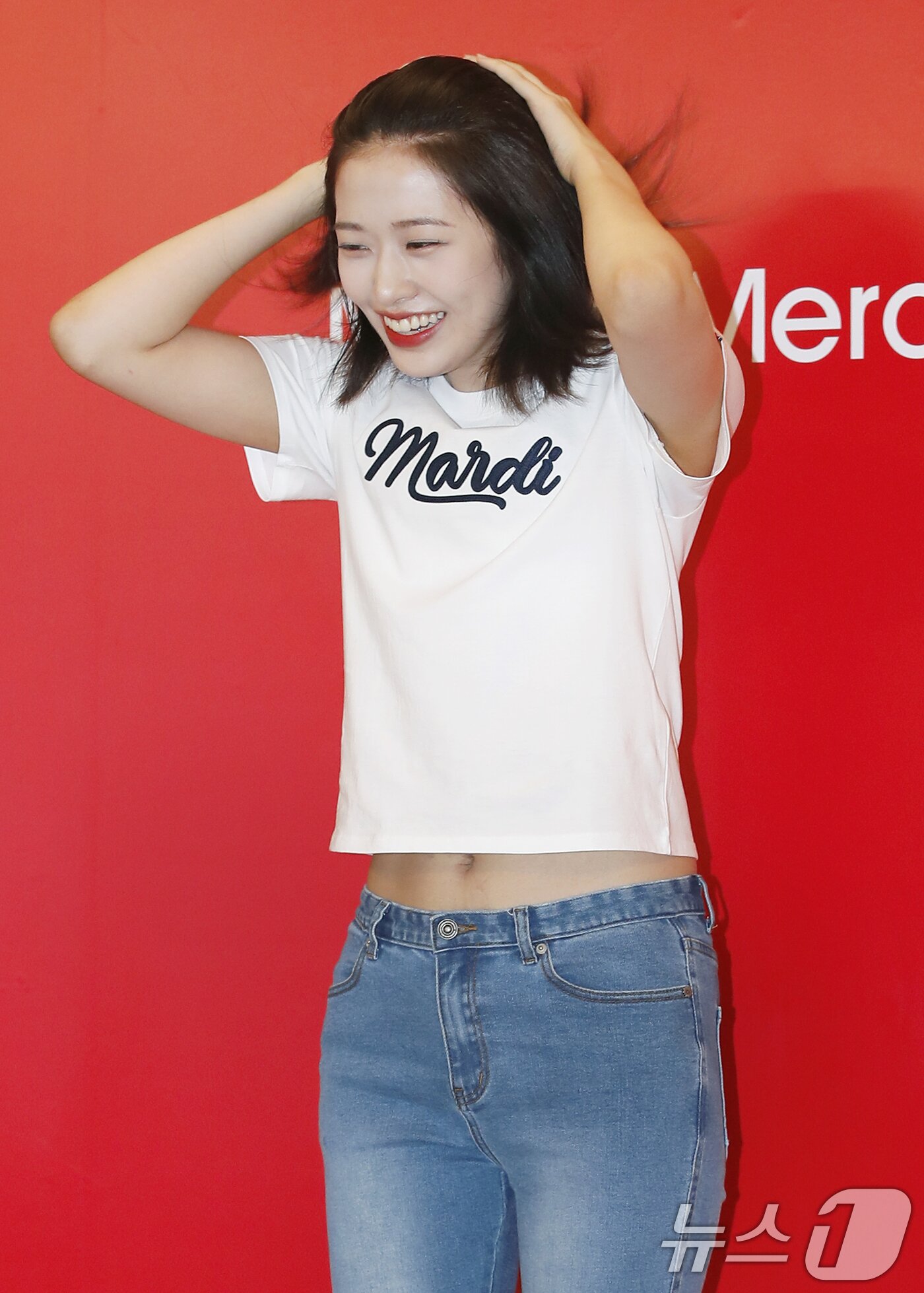 본문 이미지 - 아이브 안유진이 18일 서울 용산구 누아르 마르디 메크르디에서 열린 포토행사에서 미소를 짓고 있다. ⓒ News1 권현진 기자