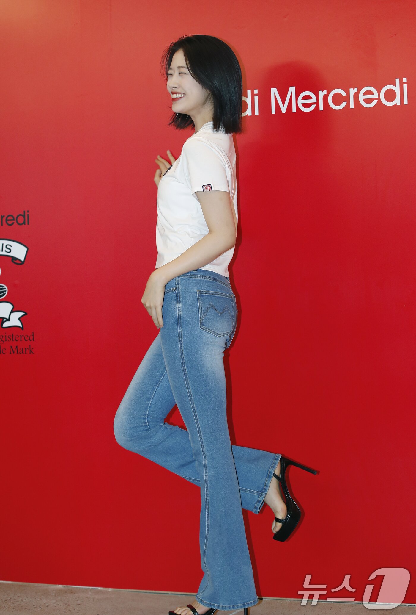 본문 이미지 - 아이브 안유진이 18일 서울 용산구 누아르 마르디메크르디에서 열린 포토행사에서 포즈를 취하고 있다. ⓒ News1 권현진 기자