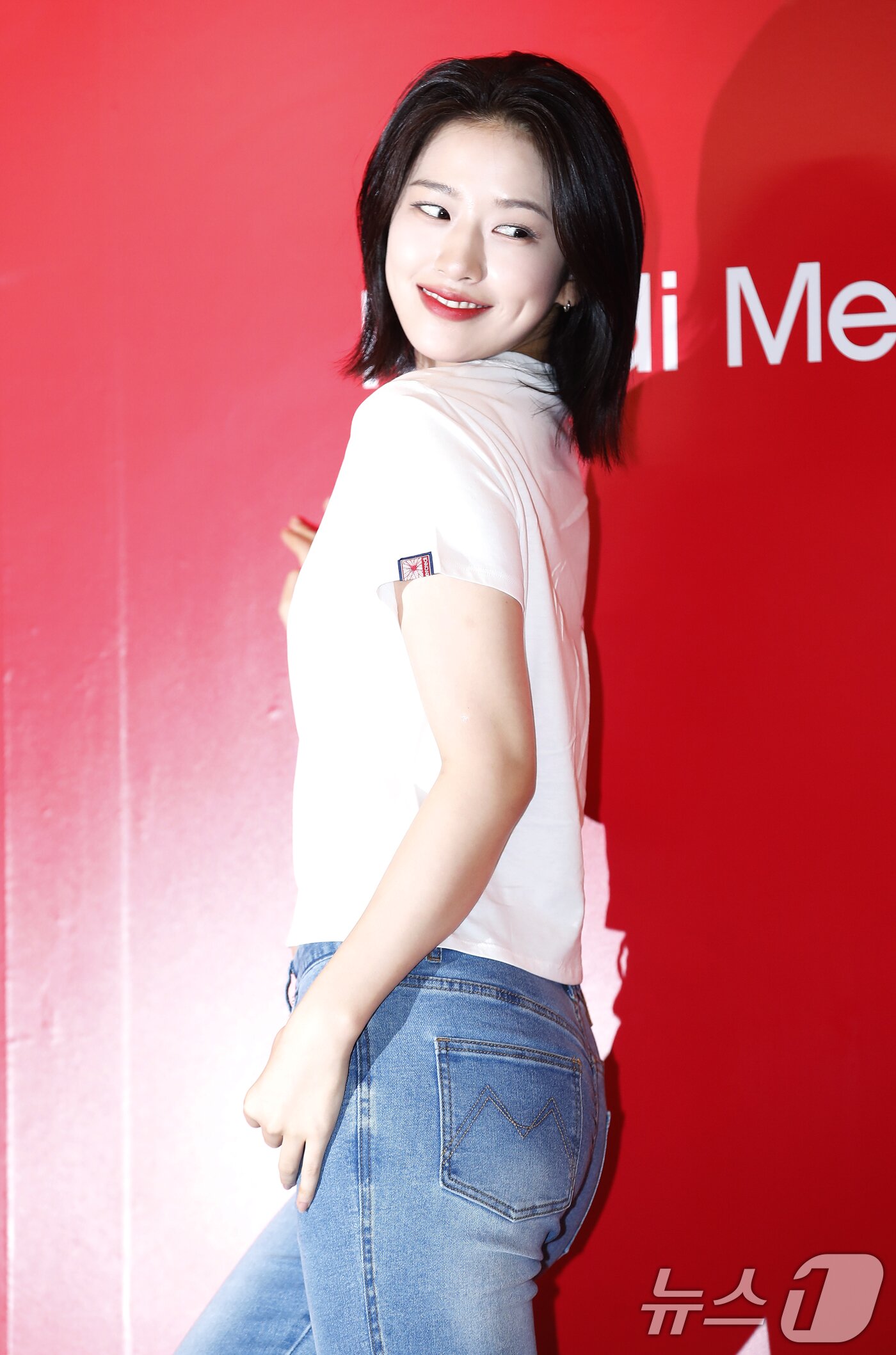 본문 이미지 - 아이브 안유진이 18일 서울 용산구 누아르 마르디메크르디에서 열린 포토행사에서 포즈를 취하고 있다. ⓒ News1 권현진 기자