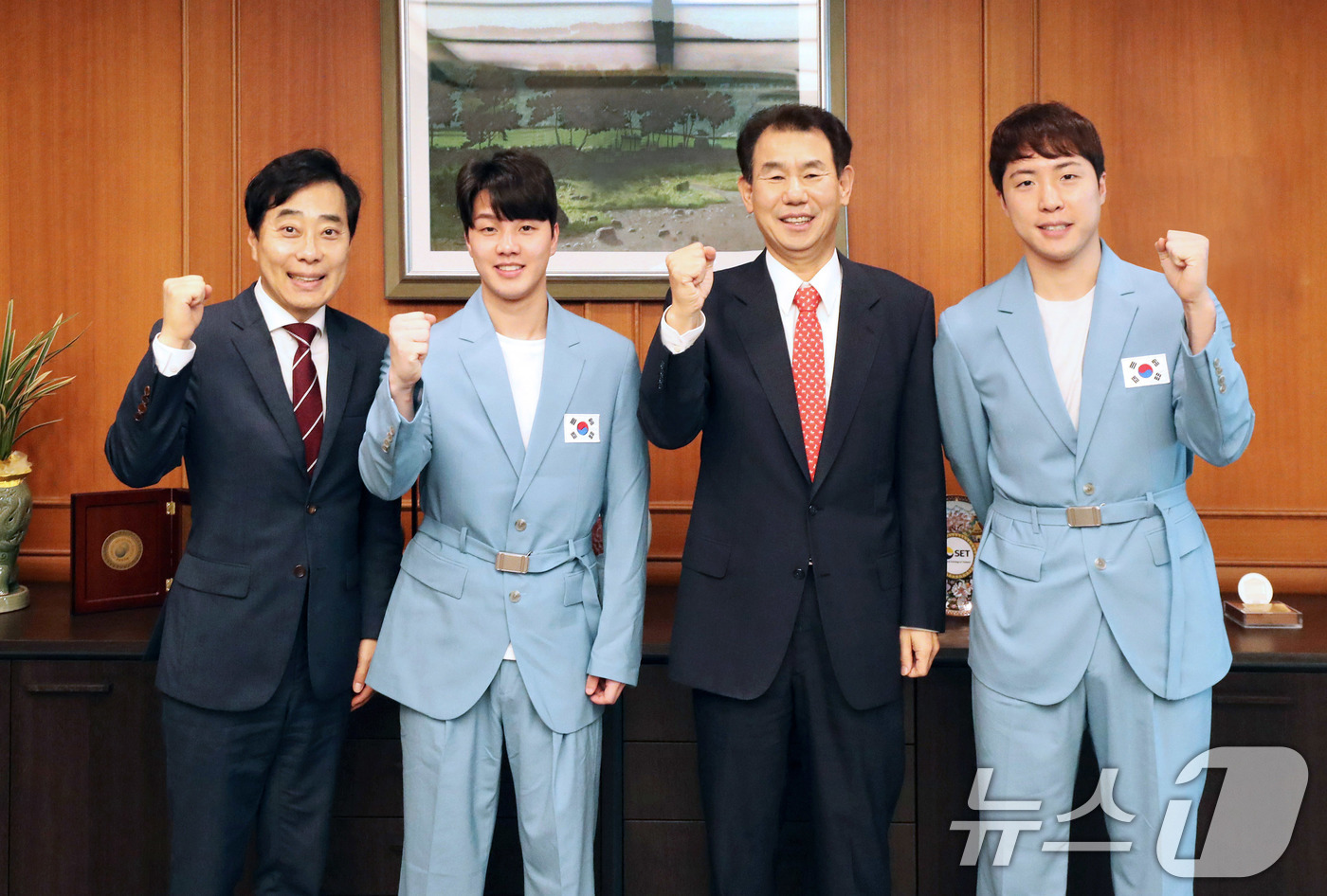 (서울=뉴스1) = 정은보 한국거래소(KRX) 이사장(왼쪽 세 번째)이 18일 오전 서울 영등포구 한국거래소에서 KRX 탁구단 소속 임종훈(오른쪽 첫 번째), 안재현(왼쪽 두 번째 …