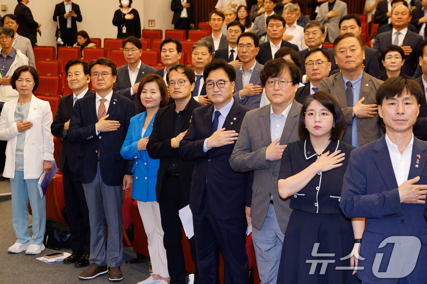 (서울=뉴스1) 안은나 기자 = 우원식 국회의장이 18일 오전 서울 여의도 국회도서관에서 열린 기본사회포럼 제22대 국회 출범식에서 박주민 대표의원을 비롯한 참석자들과 국민의례를 …