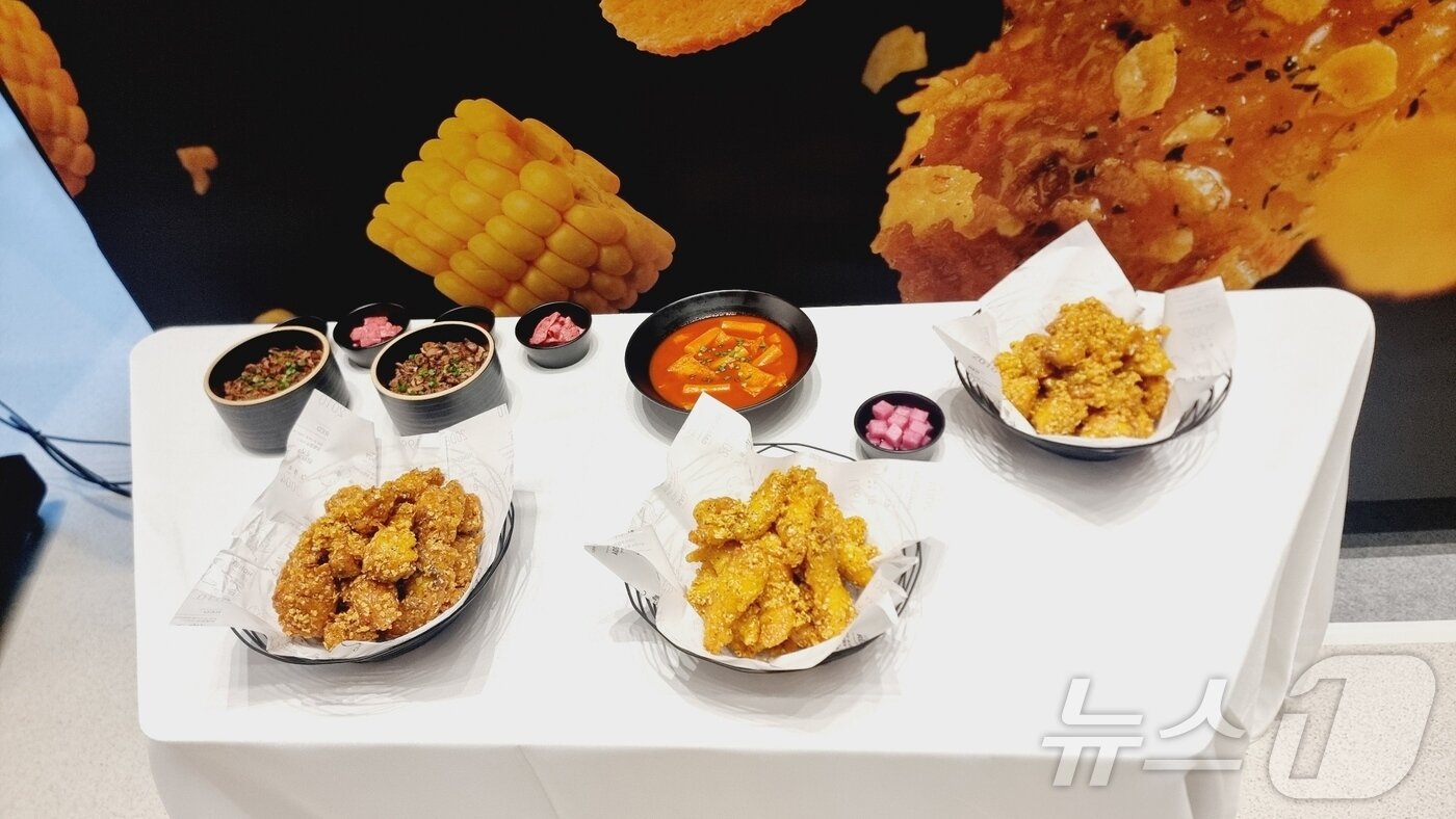 본문 이미지 - 교촌치킨을 운영하는 교촌에프앤비는 18일 경기도 성남시 교촌그룹 판교신사옥에서 &#39;교촌옥수수&#39; 출시 기념 기자간담회를 가졌다. ⓒ News1 이형진 기자