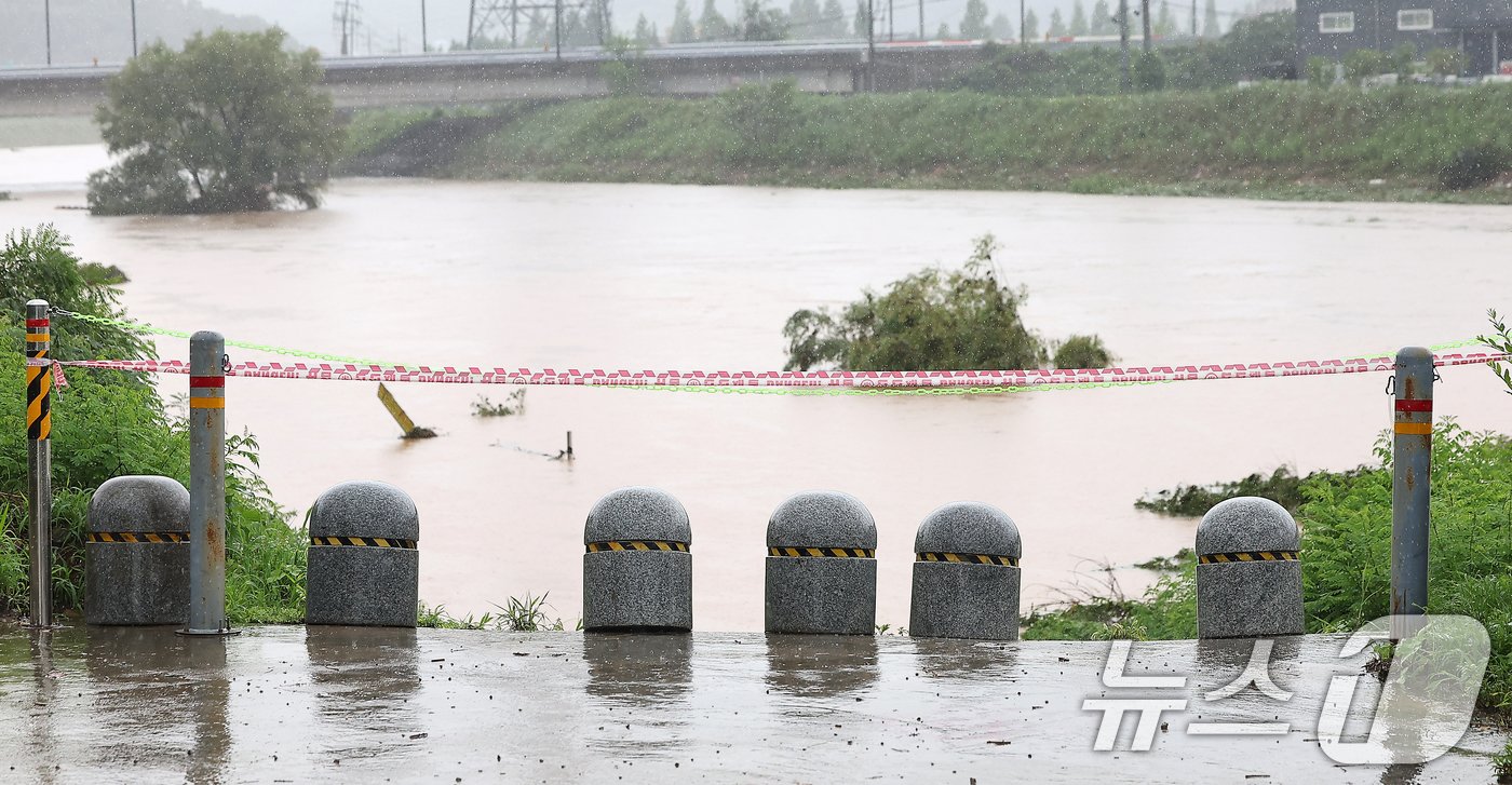 본문 이미지 - 경기 북부 지역에 호우 특보가 내려진 18일 경기 파주시 월릉면 문산천이 폭우로 인해 수위가 높아져 있다. 한편, . 2024.7.18/뉴스1 ⓒ News1 김진환 기자
