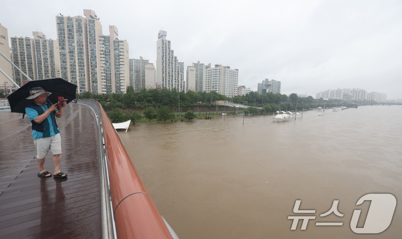 (서울=뉴스1) 신웅수 기자 = 전국적인 호우가 이어진 18일 오후 서울 중랑천 공원 산책로가 물에 잠겨 있다.서울시는 중랑천 수위가 낮아지면서 내부순환도로 차량 통행을 이날 10 …