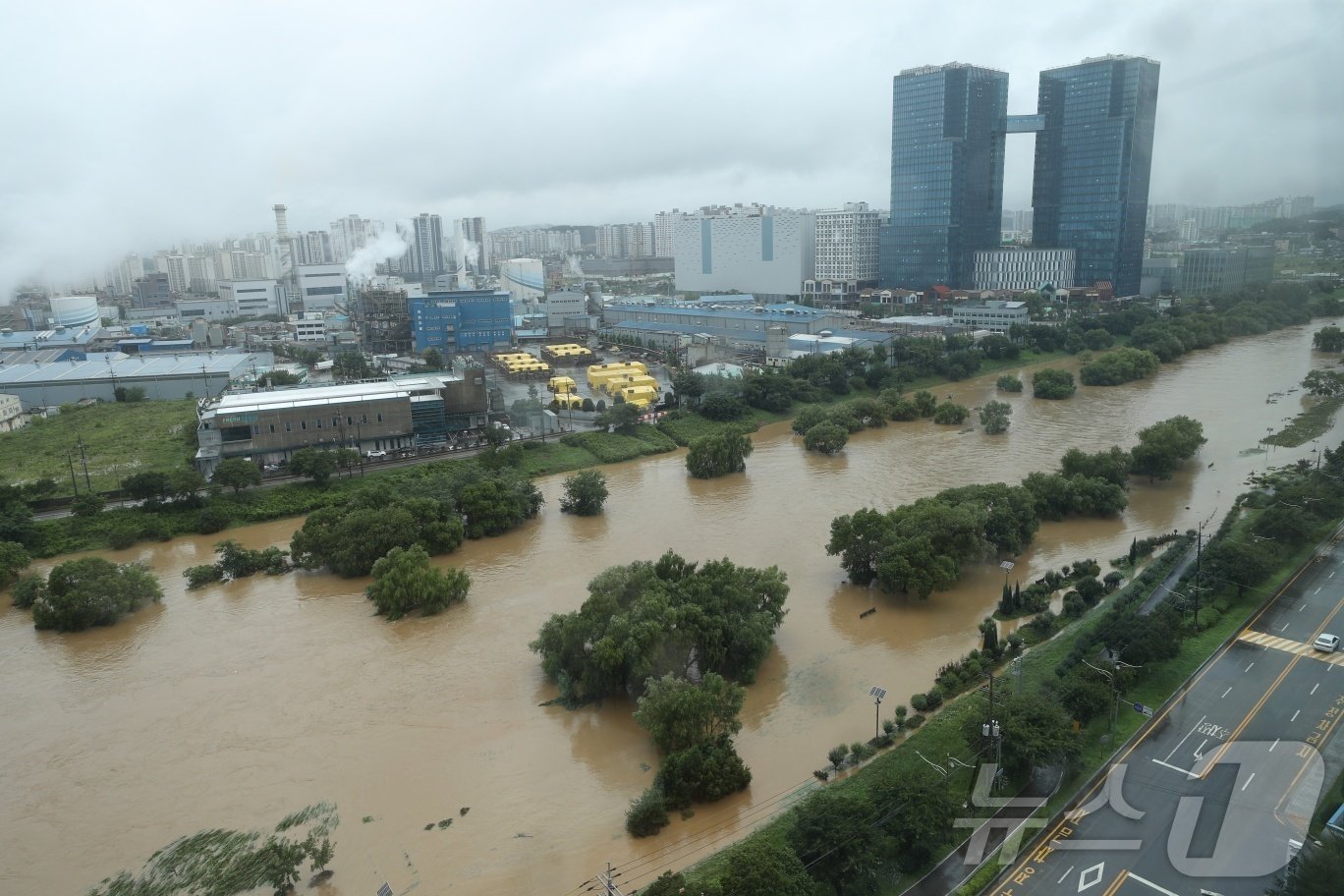 본문 이미지 - 수도권 지역에 많은 비가 내린 18일 오후 경기 오산시 오산천이 폭우로 인해 범람해 있다. 2024.7.18/뉴스1 ⓒ News1 김영운 기자