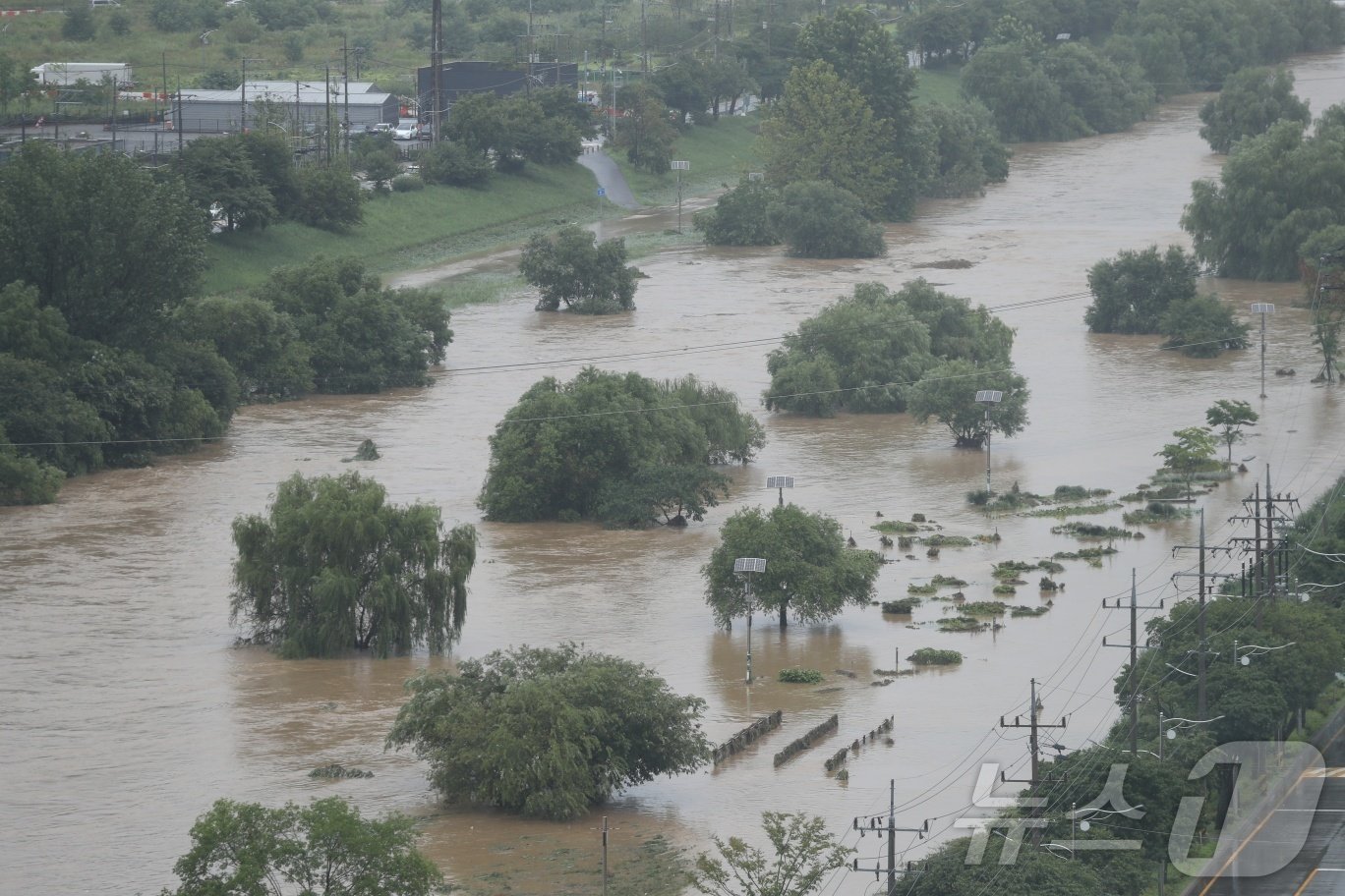 본문 이미지 - 수도권 지역에 많은 비가 내린 18일 오후 경기 오산시 오산천이 폭우로 인해 범람해 있다. 2024.7.18/뉴스1 ⓒ News1 김영운 기자