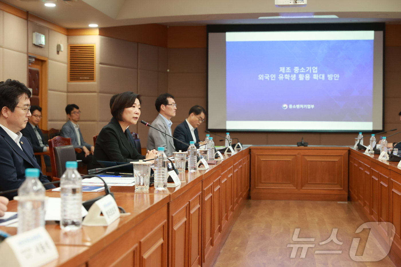 중기부는 18일 경기도 시흥 한국공학대에서 제조 중소기업 외국인 유학생 활용 확대 방안 간담회를 개최했다. &#40;중기부 제공&#41; ⓒ News1 이민주 기자