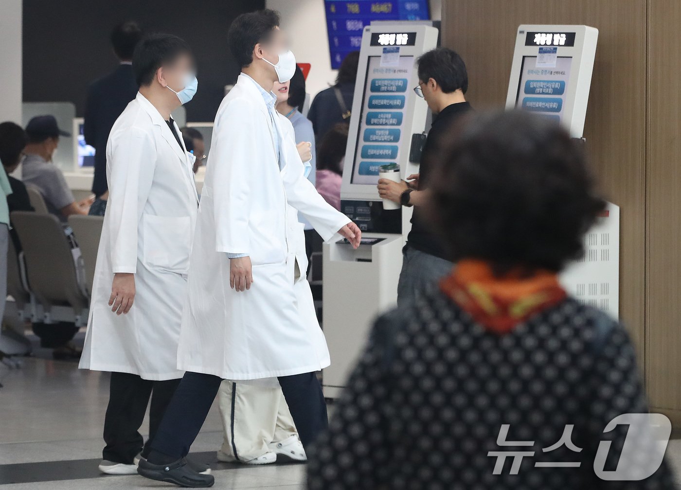 본문 이미지 - 18일 서울의 한 대학병원에서 의료진이 오가고 있다. 끝내 전공의 1만여 명이 병원 현장으로 돌아오지 않은 가운데 정부가 하반기 모집 특례에서 전공의 한 명이라도 더 복귀할 수 있도록 하기 위해 권역 제한을 두지 않겠다고 밝혔다. 2024.7.18/뉴스1 ⓒ News1 임세영 기자