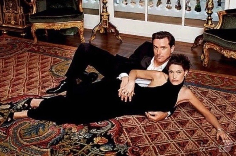 본문 이미지 - 킴벌리 길포일이 전 남편 개빈 뉴섬 캘리포니아 주지사와 촬영한 잡지 화보 사진 <출처=엘리스 홀 트위터>