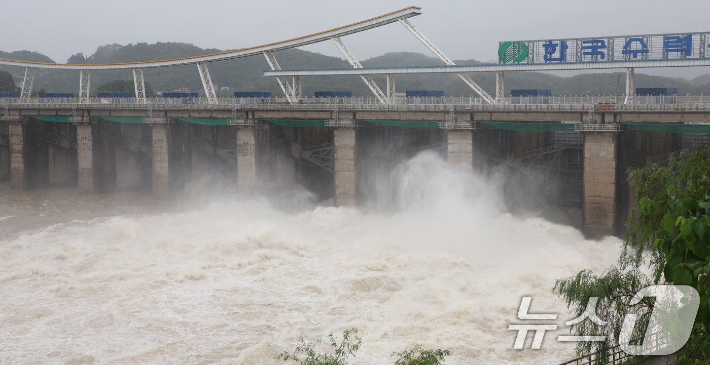 본문 이미지 - 서울 경기지역에 호우특보가 내려진 18일 경기도 하남시 팔당댐에서 수문이 열려 많은 물이 방류되고 있다. /뉴스1 ⓒ News1 김명섭 기자