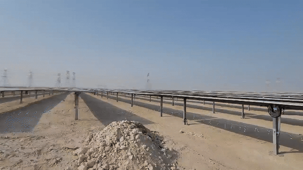 본문 이미지 - 카타르 도하 메사이드&#40;Mesaieed&#41; 태양광 발전 프로젝트 건설 현장 전경.2024.7.9/뉴스1 ⓒ News1 황보준엽 기자