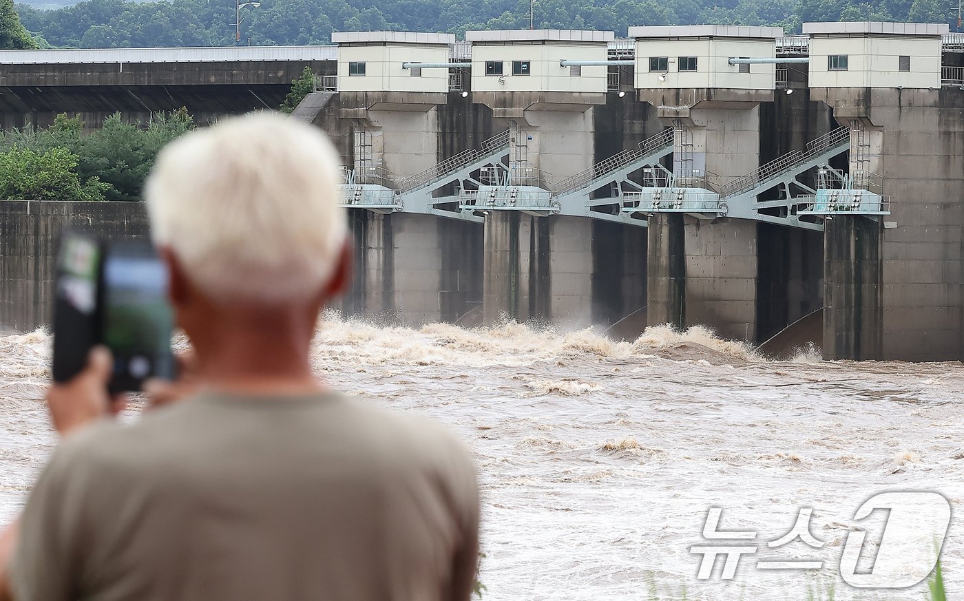 본문 이미지 - 경기 북부 일대에 폭우가 내려 임진강과 한탕강 일대 곳곳에 홍수특보가 발령된 18일 오후 경기 연천군 군남댐에서 수문이 열려 많은 물이 방류되고 있다. 2024.7.18/뉴스1 ⓒ News1 김진환 기자