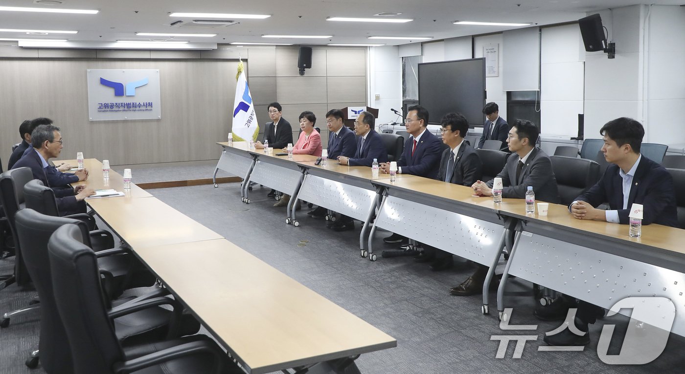 추경호 국민의힘 원내대표 등 여당 지도부가 18일 경기도 과천 고위공직자범죄수사처&#40;공수처&#41;를 방문, 채상병 사건 외압 의혹 수사를 조속히 진행해 진상을 규명해 달라고 요청하고 있다. &#40;국민의힘 제공&#41; 2024.7.18/뉴스1 ⓒ News1 김민지 기자