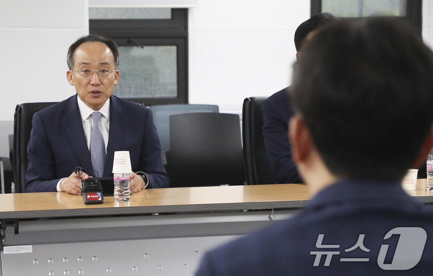 추경호 국민의힘 원내대표가 18일 경기도 과천 고위공직자범죄수사처&#40;공수처&#41;를 방문, 채상병 사건 외압 의혹 수사를 조속히 진행해 진상을 규명해 달라고 요청하고 있다. &#40;국민의힘 제공&#41; 2024.7.18/뉴스1 ⓒ News1 김민지 기자