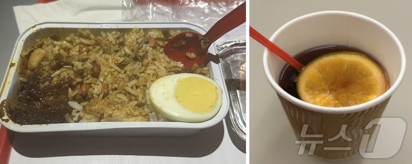 본문 이미지 - 기내식 나시르막(왼쪽)과 유료 음료인 뮬드와인 2024.06.25/뉴스1 ⓒ News1 금준혁 기자