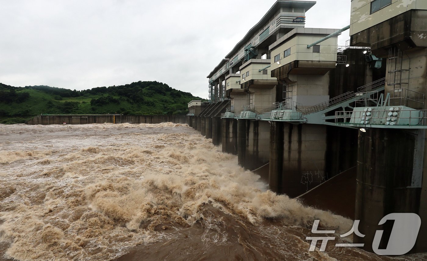 경기 연천군 군남댐에서 수문이 열려 많은 물이 방류되고 있다. 2024.7.18/뉴스1 ⓒ News1 &#40;자료사진&#41;