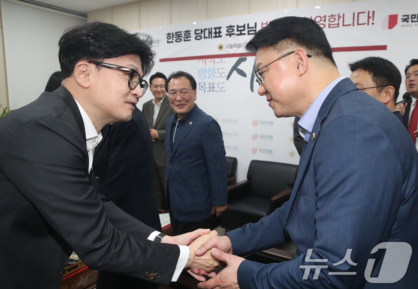 본문 이미지 - 한동훈 국민의힘 당대표 후보가 18일 오후 서울 중구 서울시의회에서 열린 국민의힘 서울시의회 의원간담회에서 국민의힘 소속 서울시의원들과 인사를 나누고 있다. 2024.7.18/뉴스1 ⓒ News1 임세영 기자