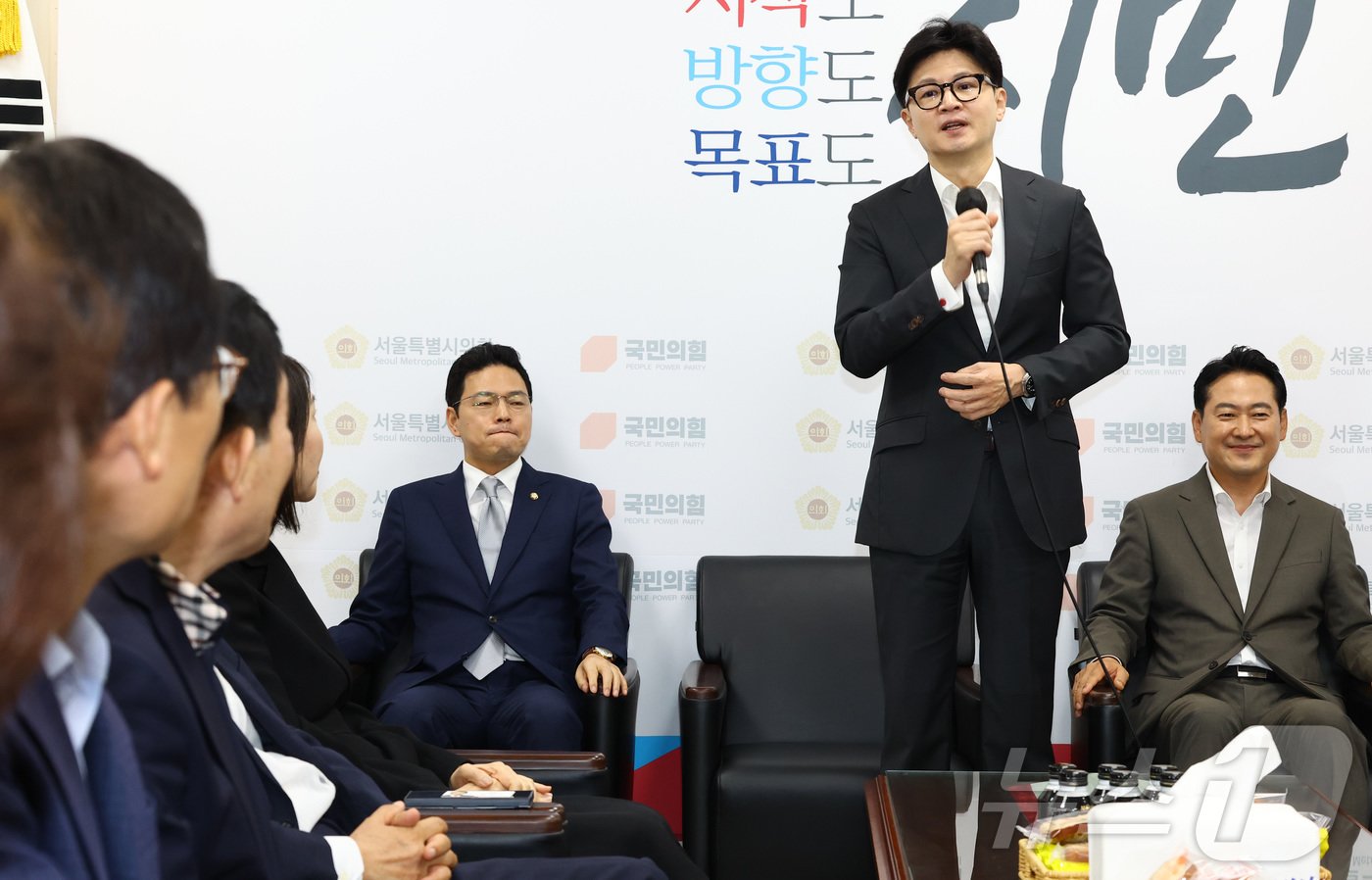 본문 이미지 - 한동훈 국민의힘 당 대표 후보가 18일 오후 서울 중구 서울시의회에서 국민의힘 서울시의원들과 간담회에서 인사말 하고 있다. (공동취재) 2024.7.18/뉴스1 ⓒ News1 임세영 기자
