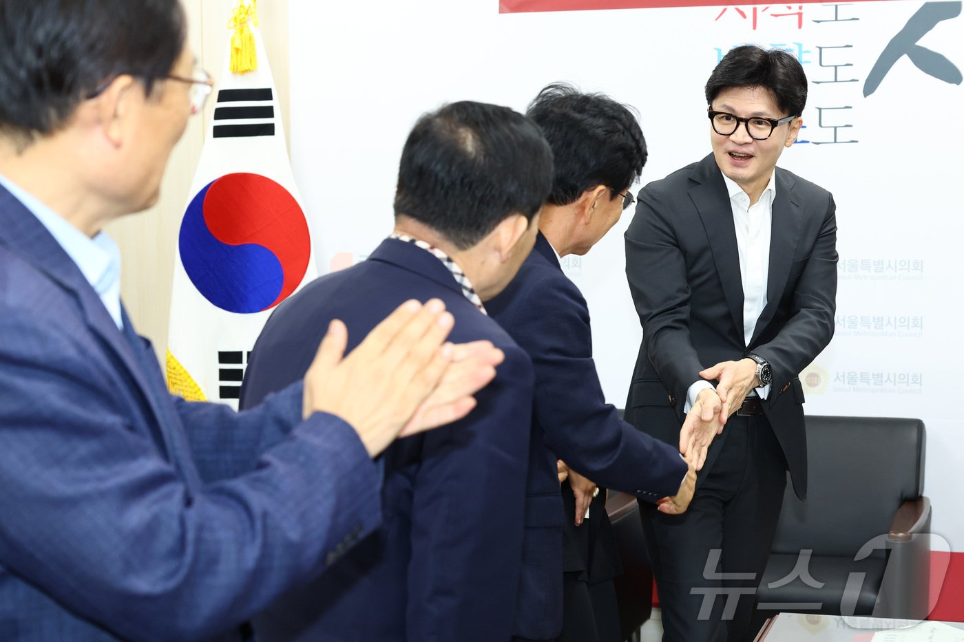 본문 이미지 - 한동훈 국민의힘 당 대표 후보가 18일 오후 서울 중구 서울시의회에서 국민의힘 서울시의원들과의 간담회에서 의원들과 인사를 나누고 있다. &#40;공동취재&#41; 2024.7.18/뉴스1 ⓒ News1 임세영 기자