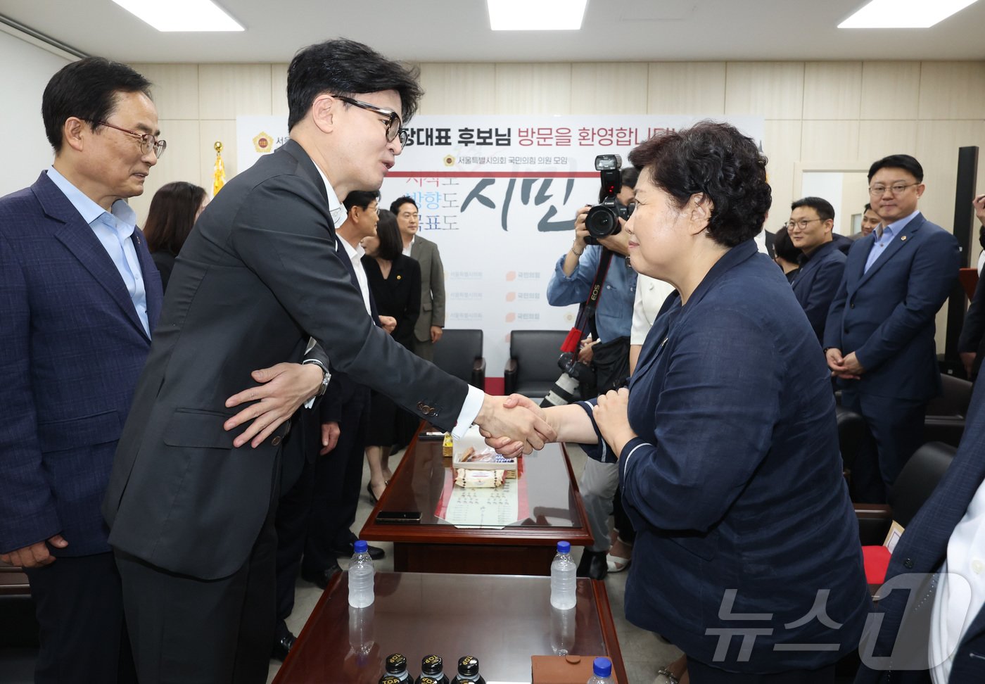 본문 이미지 - 한동훈 국민의힘 당 대표 후보가 18일 오후 서울 중구 서울시의회에서 국민의힘 서울시의원들과의 간담회에서 의원들과 인사를 나누고 있다. &#40;공동취재&#41; 2024.7.18/뉴스1 ⓒ News1 임세영 기자