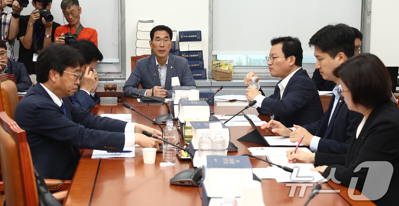 본문 이미지 - 국회 환경노동위원회 야당 간사이자 고용노동법안심사소위원장인 김주영 의원이 18일 서울 여의도 국회에서 열린 환노위 안건조정위원회 회의를 주재하고 있다. 2024.7.18/뉴스1 ⓒ News1 김민지 기자